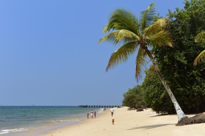 Gabon, province de l'Estuaire, plage de la Pointe Denis qui fait face à Libreville de l'autre côté de l'Estuaire du Gabon