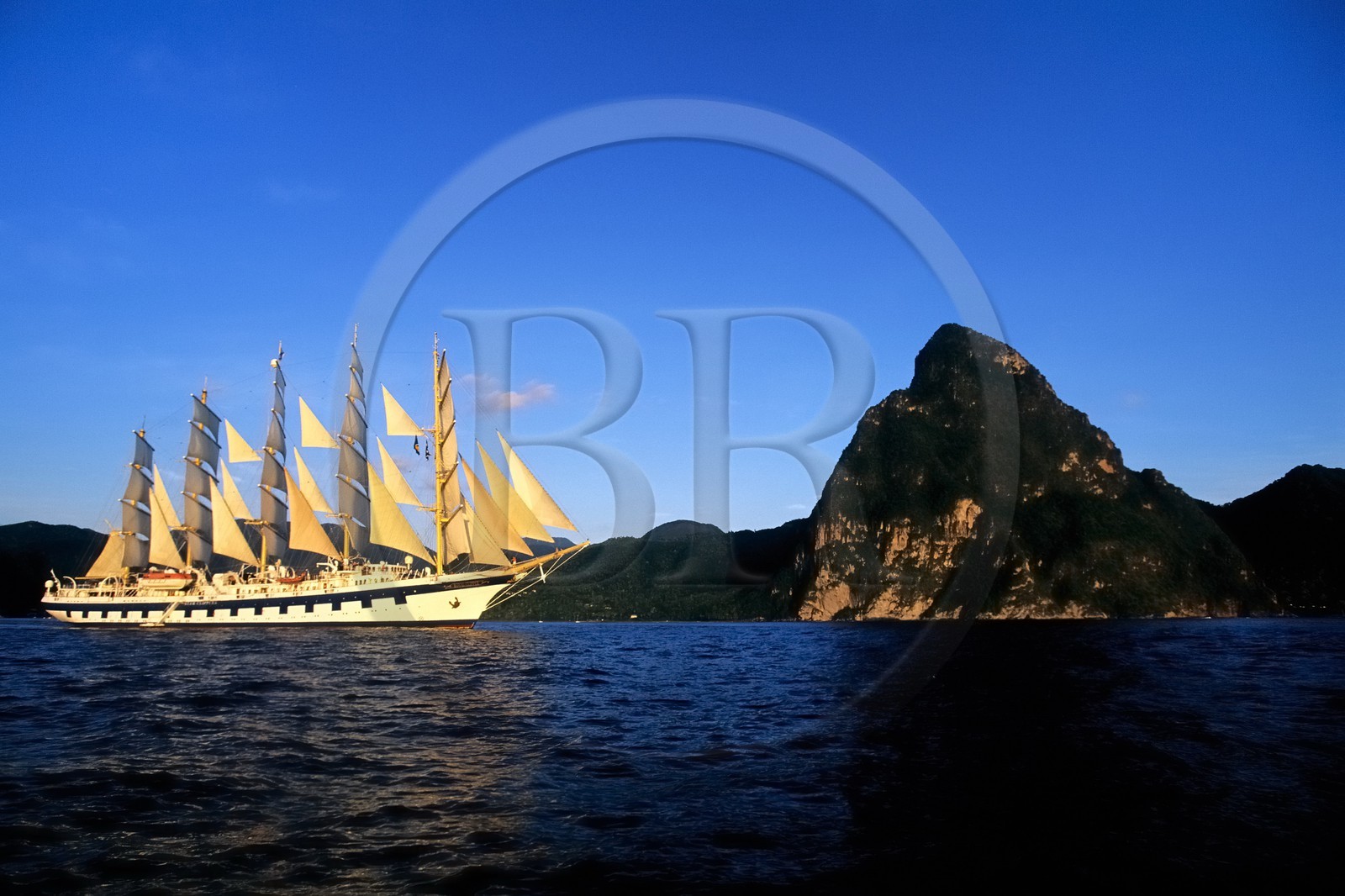 Caraïbes, île de Sainte-Lucie, le 5 mâts SPV Royal Clipper toutes voiles dehors au large du Piton de Soufrière