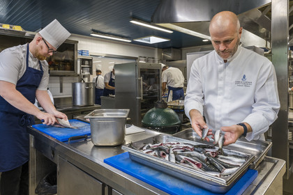 France, Charente-Maritime (17), La Rochelle, le chef étoilé Christopher Coutanceau dans les cuisines de son restaurant gastronomique 2 étoiles Michelin