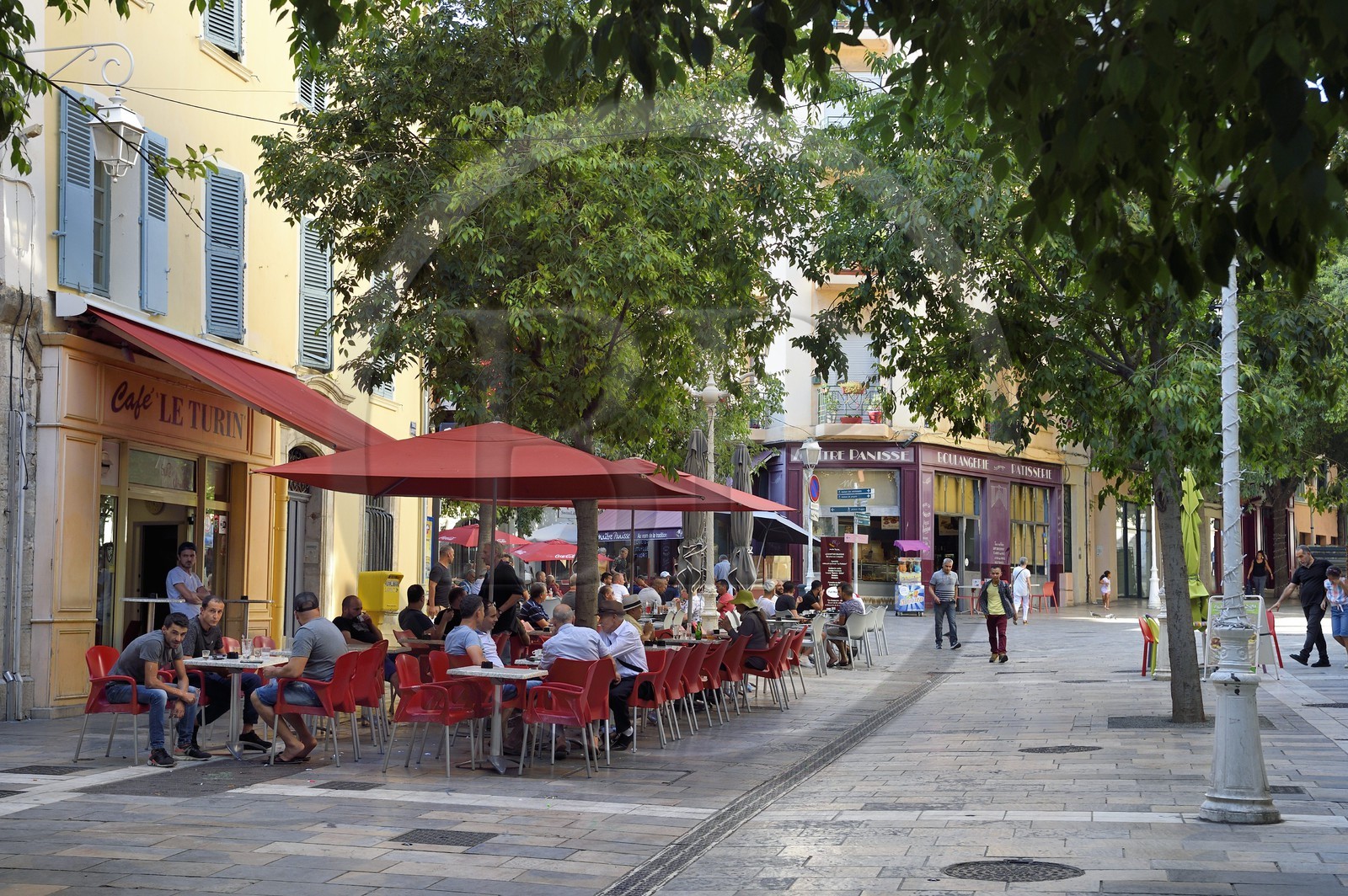 France, Var (83), Toulon, café en haut du Cours Lafayette