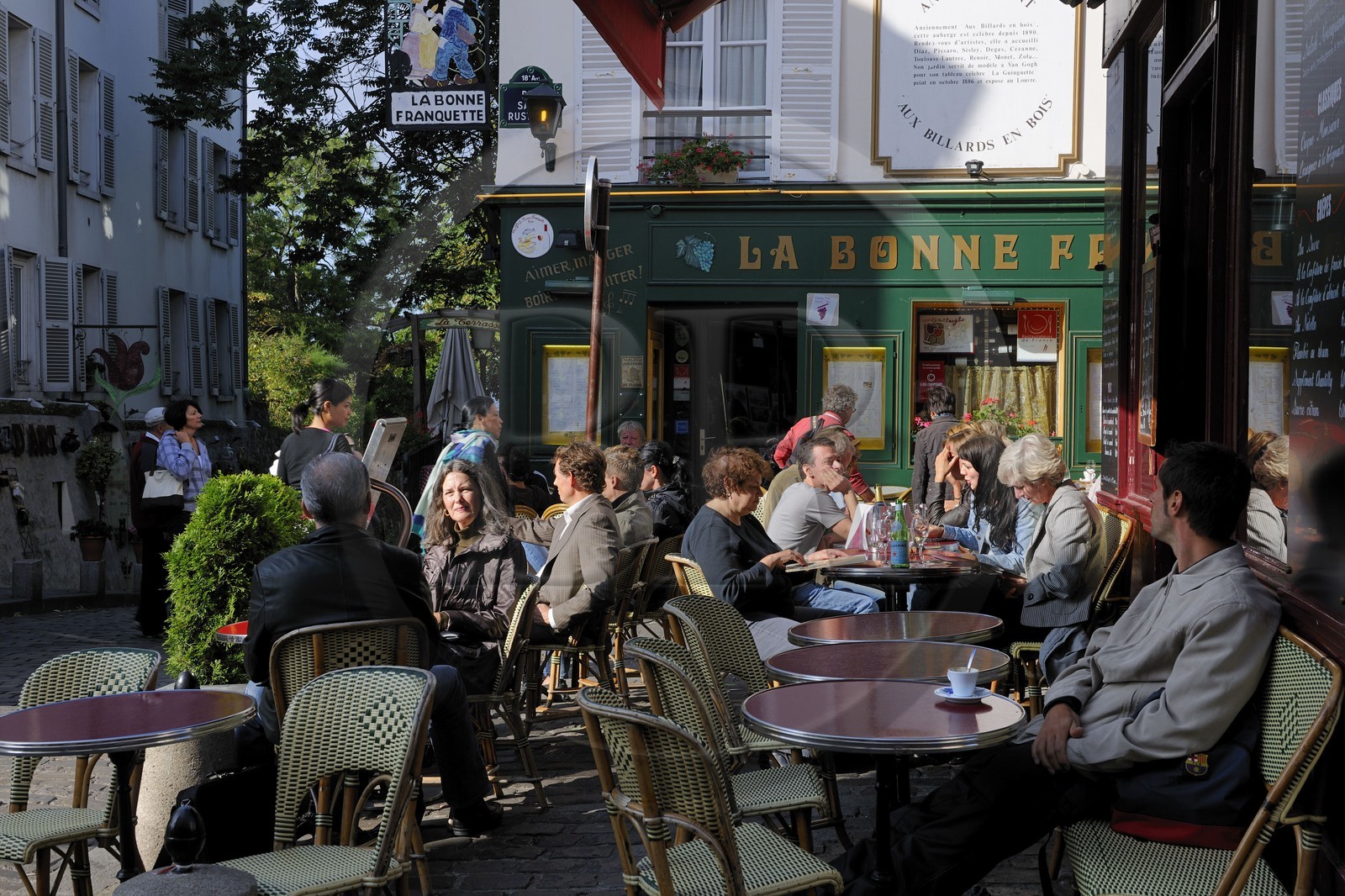 France, Paris (75), la Butte Montmartre, terrasses de café rue Norvins