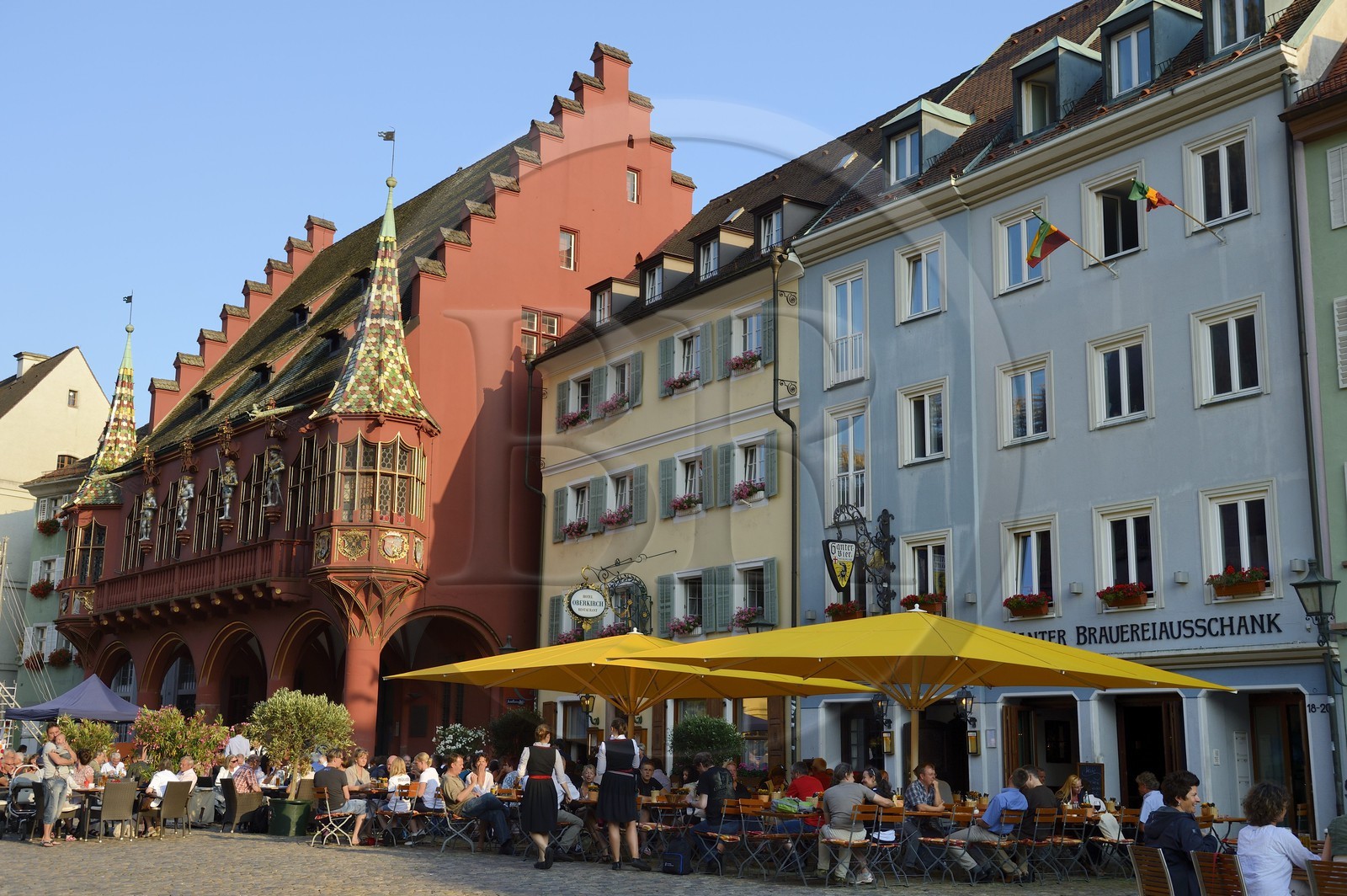 Allemagne, Bade-Wurtemberg, Fribourg en Brisgau, la Maison historique des marchands du début du XVIème siècle sur la Munsterplatz et la terrasse du restaurant Oberkirch
