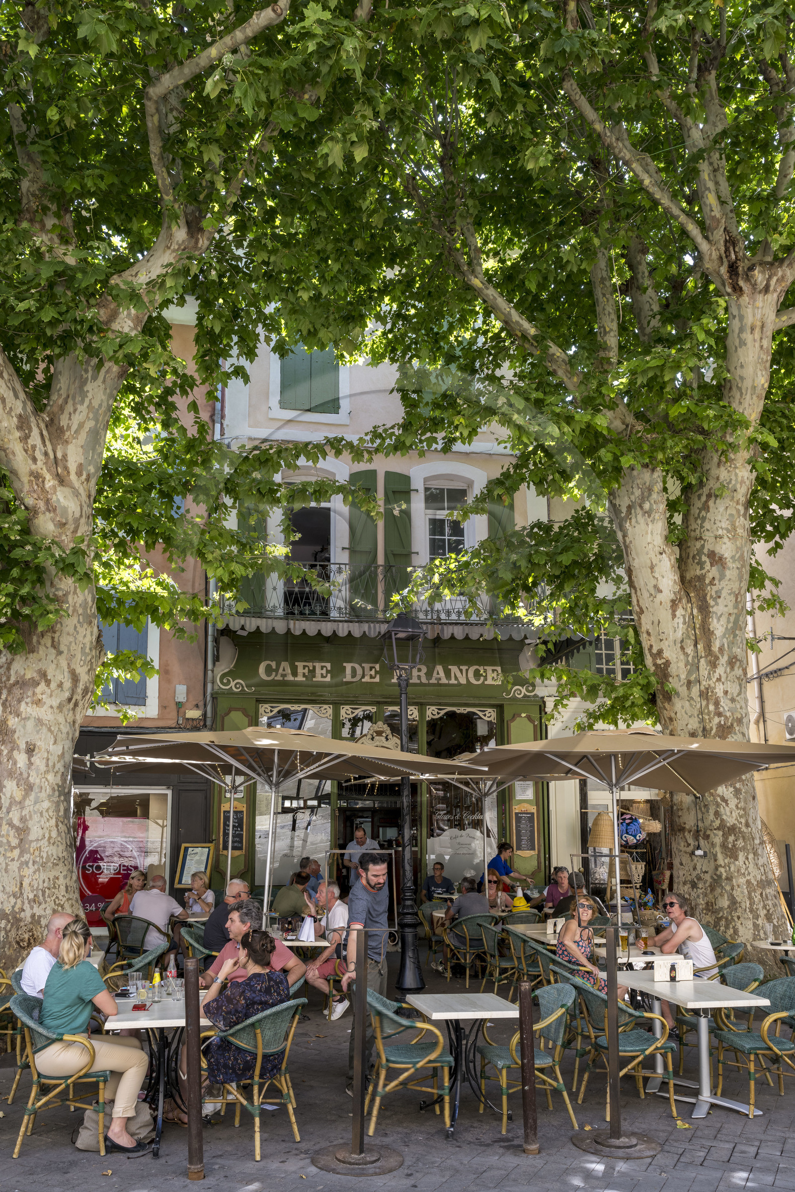 France, Vaucluse, L'Isle sur la Sorgue, old town, Place de la Liberté, terrace under the plane trees of the Café de France