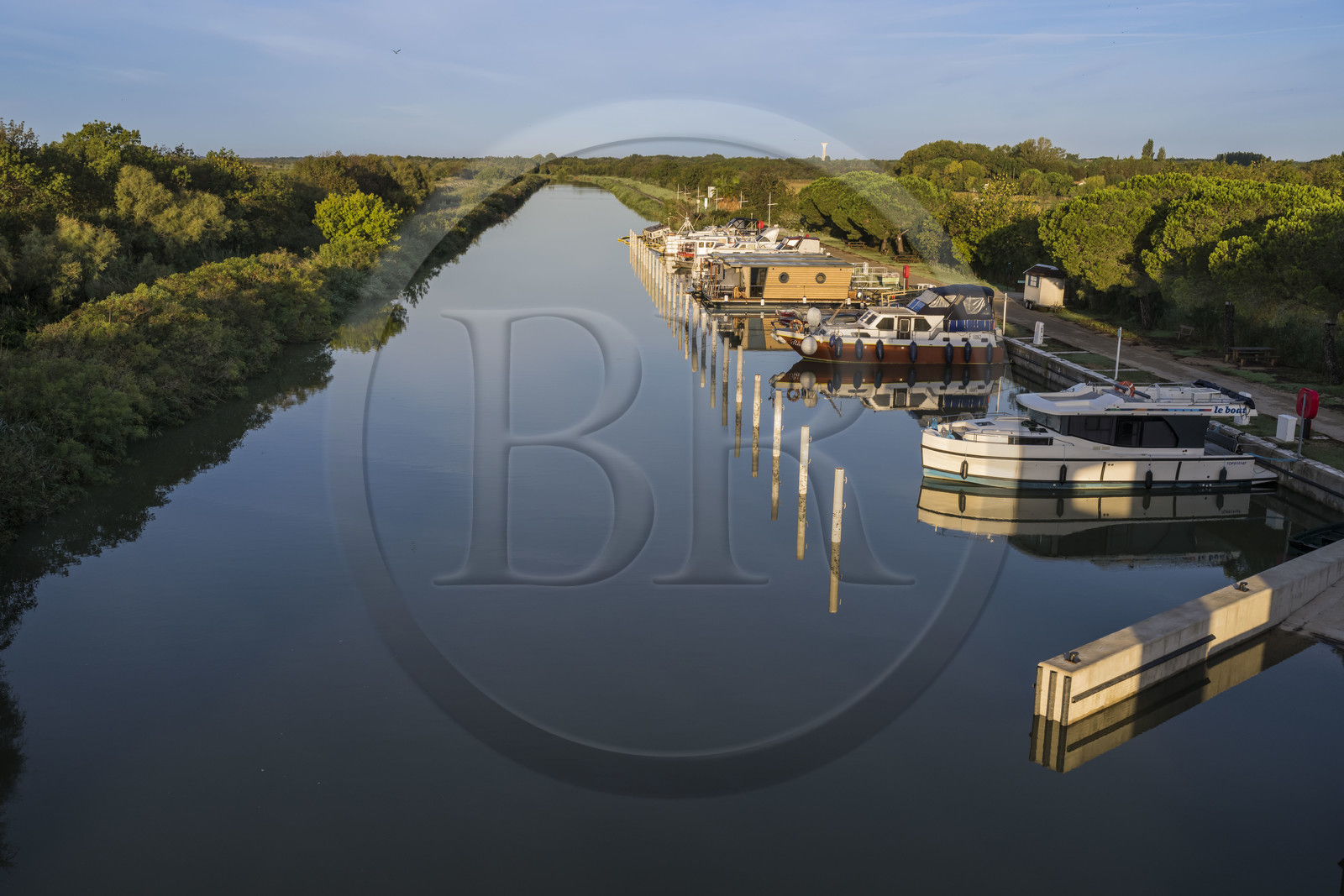 France, Gard (30), la Petite Camargue, Vauvert, le port de Gallician sur le canal du Rhône à Sète au petit matin