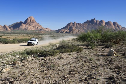 Namibie, région de Erongo, Damaraland, le Petit Spitzkoppe ou Spitzkop (1784 m), montagne granitique dans le désert du Namib