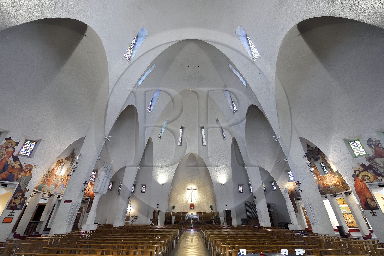 France, Alpes-Maritimes (06), Nice, église Sainte-Jeanne-d'Arc (1913-1933), les fresques intérieures d'Eugène Klementieff s'inspirent du cubisme, des icônes orthodoxes et du Quattrocento