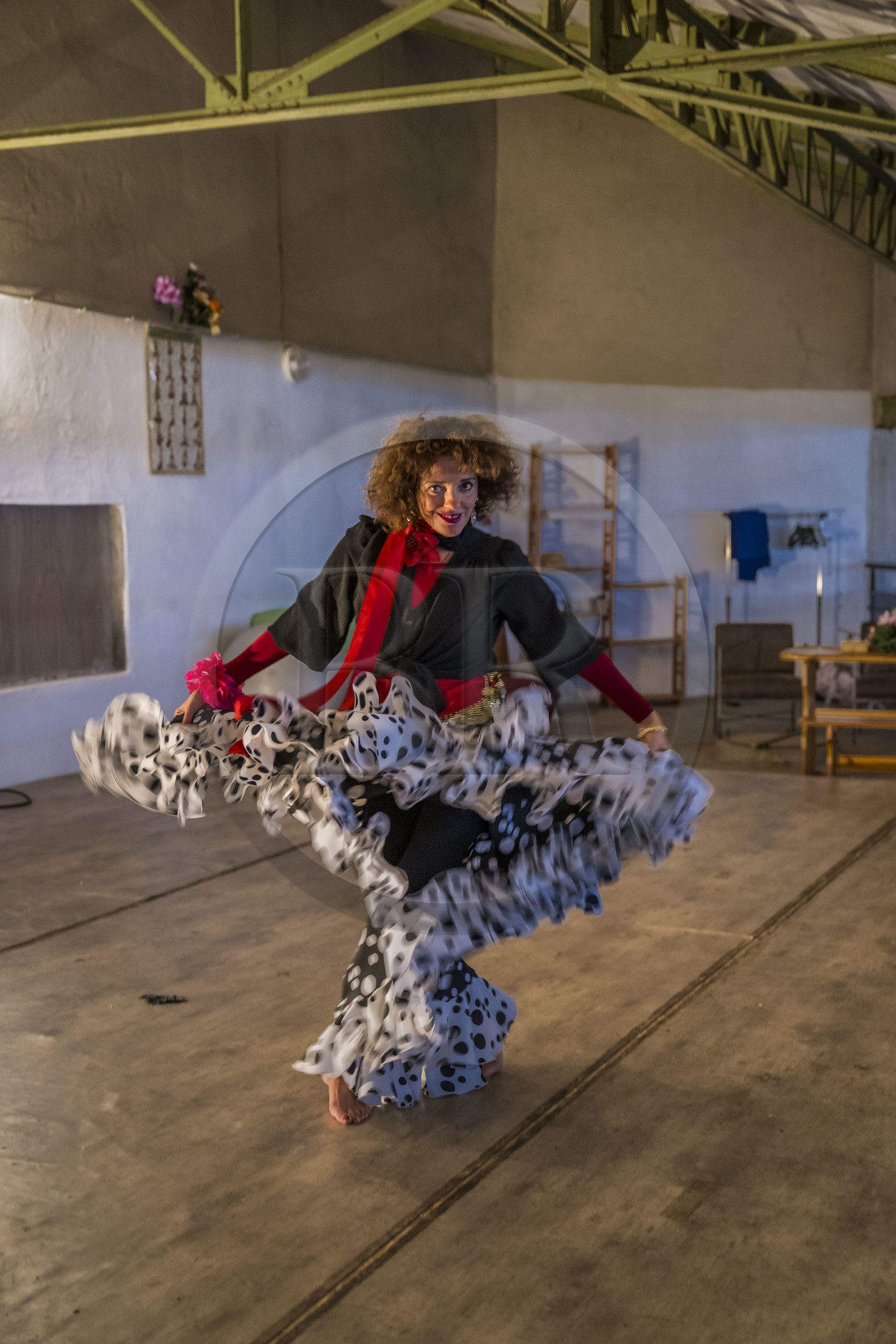 France, Hérault (34), Sète, ateliers d'artistes dans les anciens chais Saint-Raphaël reconvertis en friche artistique, l'artiste et danseuse Anna Nagy