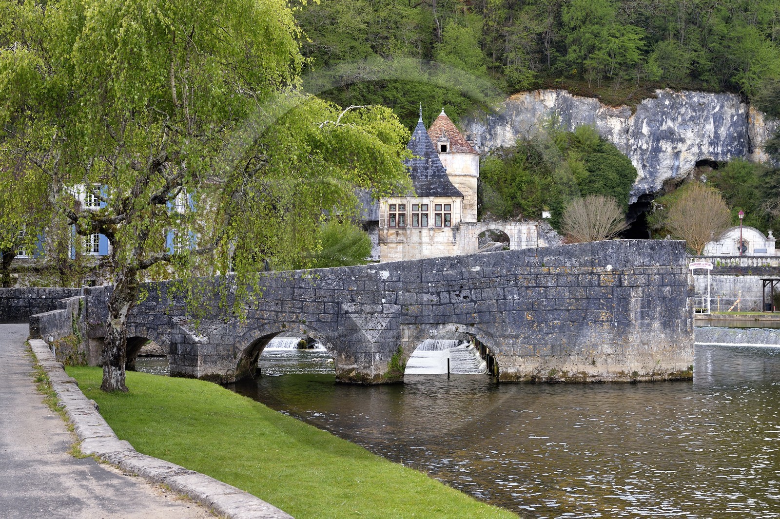France, Dordogne (24), Brantôme, Pont Coudé de l'abbaye bénédictine Saint-Pierre de Brantôme, sur la Dronne