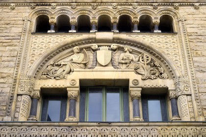 France, Moselle (57), Metz, quartier impérial, la gare de Metz, édifiée de 1905 à 1908 par l'architecte berlinois Jurgen Kruger est inscrite monument historique, frises aux motifs celtiques autour des fenetres du salon Charlemagne