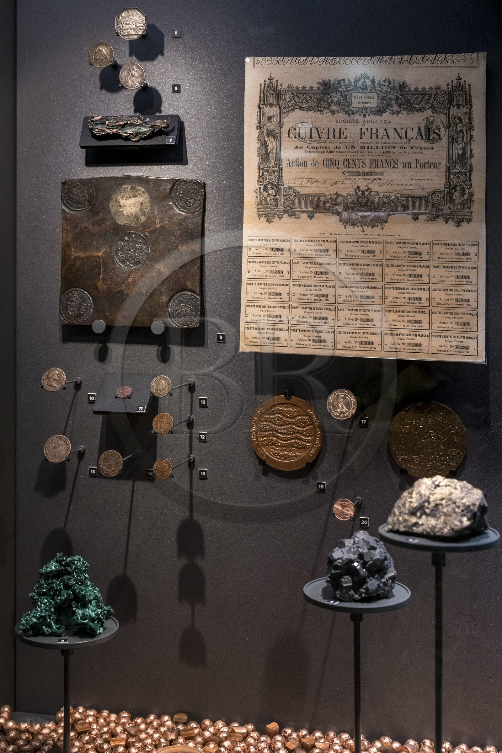 France, Paris (75), le musée de la Monnaie de Paris, vitrine consacrée au cuivre et ses pièces de monnaie