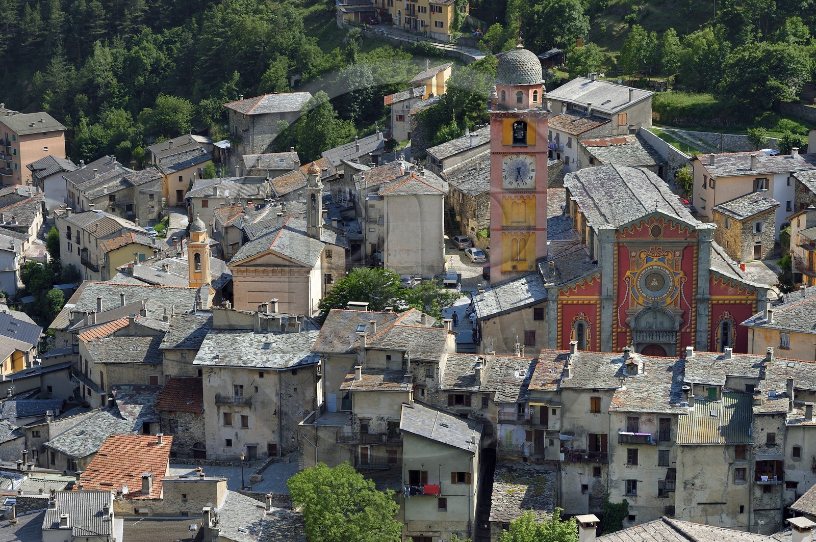 France, Alpes-Maritimes (06), vallée de la Roya (arrière-pays niçois), au pied du parc national du Mercantour, Tende, la collégiale Notre Dame de l'Assomption dans un enchevetrement de toits en lauze