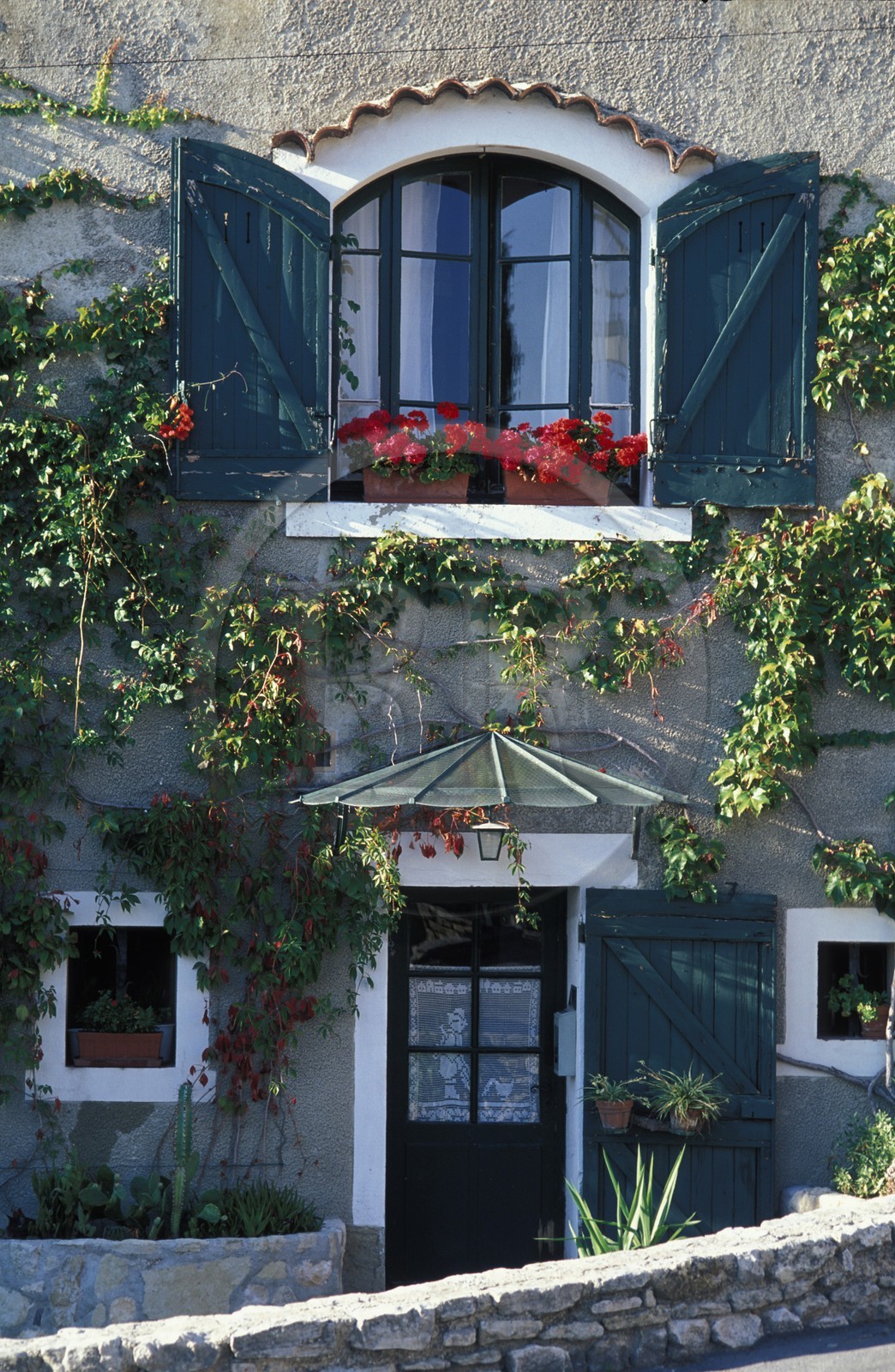 France, Vaucluse (84), Vénasque, labellisé Les Plus Beaux Villages de France, façade de maison