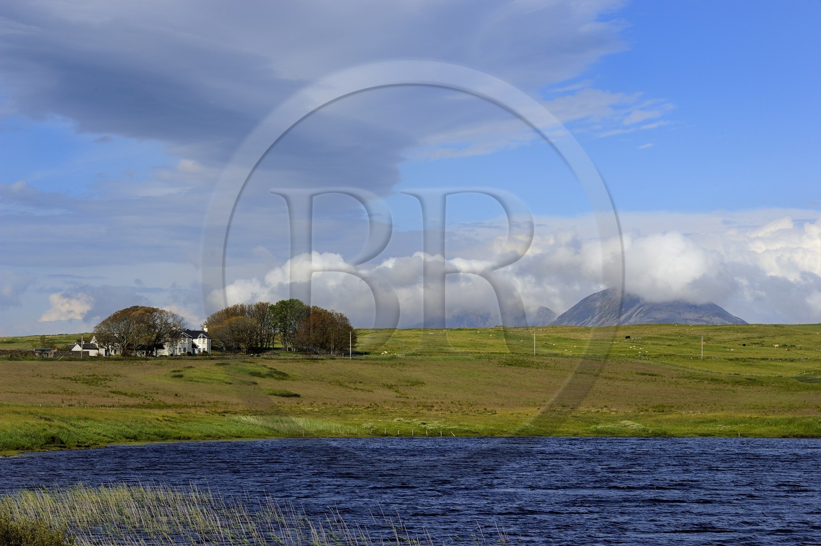 Royaume-Uni, Ecosse, Hébrides intérieures, Ile de Islay, maison en bordure du Loch Finlaggan et les montagnes de l'île de Jura en arrière plan