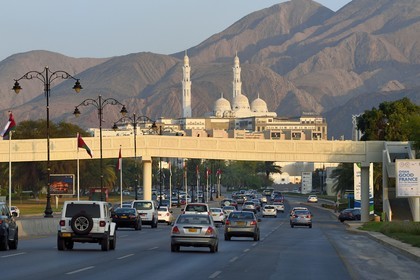 Sultanat d'Oman, Mascate, l'autoroute Sultan Qaboos, double 4 voies qui traverse Mascate de part en part sur 45 km, la mosquée Al-Amin en arrière plan