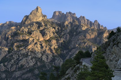 France, Corse-du-Sud (2A), Alta Rocca, Aiguilles de Bavella, route qui mêne au Col de Bavella