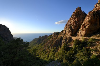France, Corse-du-Sud (2A), Golfe de Porto, classé Patrimoine Mondial de l'UNESCO, calanches de Piana aux rochers de granit rose et la route D81 entre Porto et Cargèse