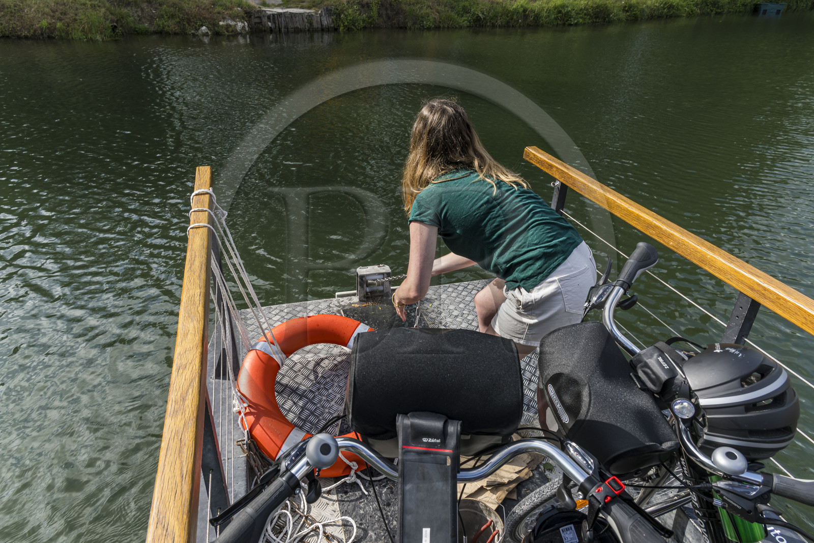 France, Deux-Sèvres (79), le Marais Poitevin, la Venise Verte, Magné, randonnée à bicyclette, passage de la Sèvre Niortaise à sur un des bateaux à chaines en libre accès