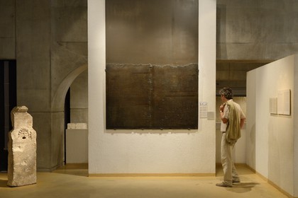France, Rhône (69), Lyon, site historique classé Patrimoine Mondial de l'UNESCO, colline de Fourvière, musée gallo-romain de Fourvière, la Table claudienne est une plaque de bronze portant l'inscription d'un discours prononcé par l'empereur Claude en 48 devant le Sénat romain