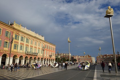 France, Alpes-Maritimes (06), Nice, quartier du Vieux Nice, place Masséna, statues de Jaume Plensa