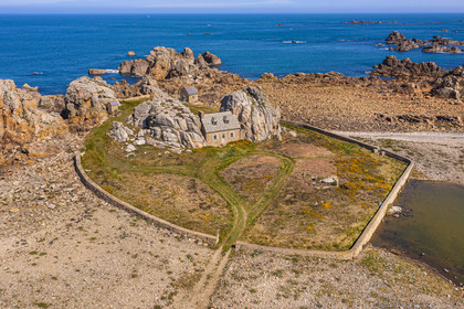 France, Côtes-d'Armor (22), Côte d'Ajoncs, Plougrescant, site du gouffre de Plougrescant, la petite maison de Castel Meur, toute représentation à usage commerciale de cette maison est interdite (vue aérienne)