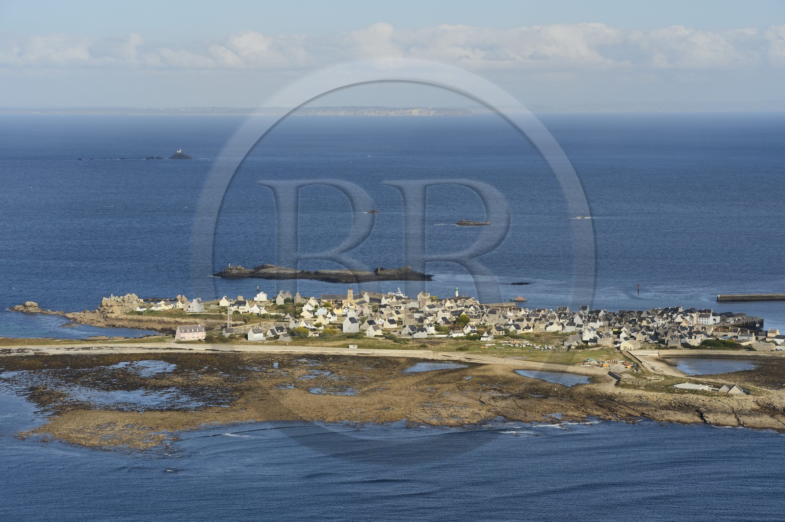 France, Finistère (29), Mer d'Iroise, parc naturel régional d'Armorique, Ile de Sein, labellisé Les Plus Beaux Villages de France (vue aérienne)