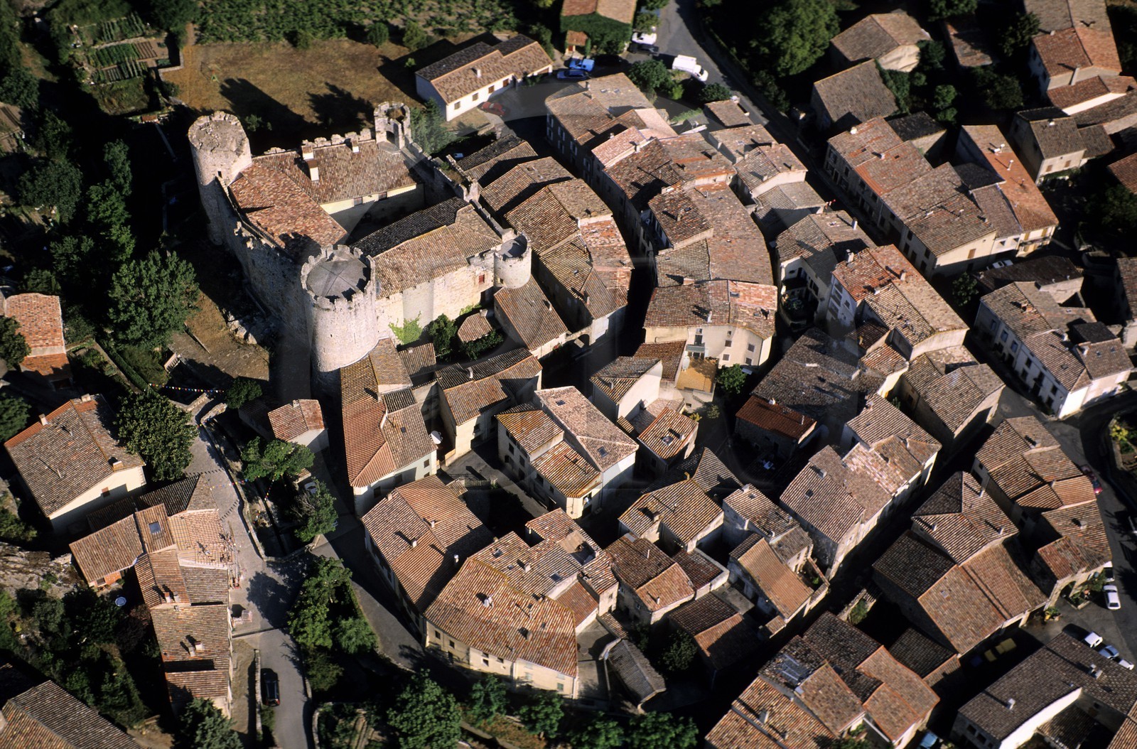 France, Aude (11), château cathare du village de Villerouge-Termenès au coeur des Corbières (vue aérienne)
