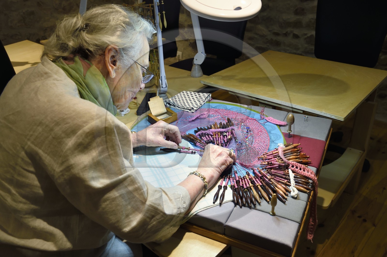 France, Haute-Loire (43), Brioude, atelier d'Art Couleurs Dentelle, la dentellière Irina Fougeron sur un carreau traditionnel, dentelle aux fuseaux