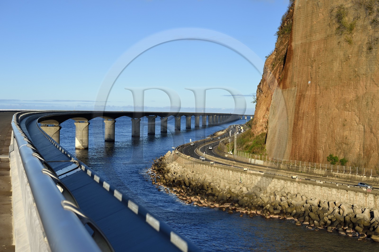 France, Ile de la Reunion, La Possession, la Nouvelle Route du Littoral (NRL), viaduc maritime long de 5,4 km entre la capitale Saint-Denis et le principal port de commerce à l’Ouest,  l'ancienne route nationale toujours sous la menace de chutes de pierres sur la droite