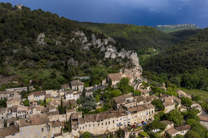 France, Vaucluse (84), Dentelles de Montmirail, le village médiéval de Séguret, labellisé Les Plus Beaux Villages de France, un jour d'orage et la crête de Saint-Amand vue du Sud en arrière plan (vue aérienne)