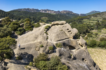 France, Vaucluse (84), Dentelles de Montmirail, Beaumes-de-Venise, le Rocher Rocalinaud, curiosité géologique en grès et habitat troglodytique du néolithique au moyen-âge, les Dentelles Sarrasines et la montagne du Clapis en arrière plan (vue aérienne)