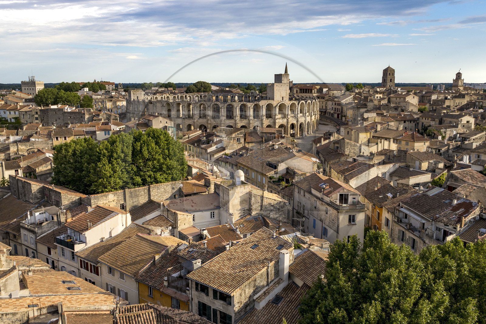 France, Bouches-du-Rhône (13), Arles, les Arènes, amphithéatre romain construit vers 80-90 apr. J.-C., classé Patrimoine Mondial de l'UNESCO, au coeur de la vieille ville (vue aérienne)
