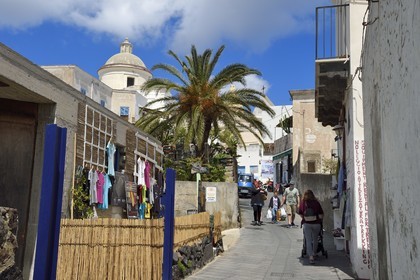 Italie, Sicile, iles Eoliennes, classées Patrimoine Mondial de l'UNESCO, ile de Stromboli, touristes dans la rue principale du village de Stromboli