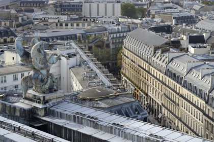 France, Paris (75), statue de cheval ailé sur le toit de l'Opéra Garnier surplombant la rue Scribe