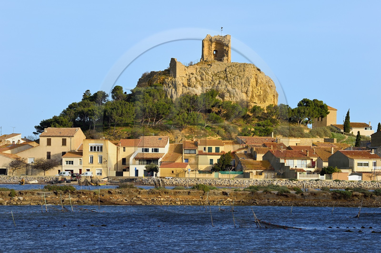 France, Aude (11), Narbonne, les Corbières, Gruissan, le vieux village et son château, forteresse militaire médiévale pour la surveillance côtière dominée par la tour Barberousse du XIIIe siècle