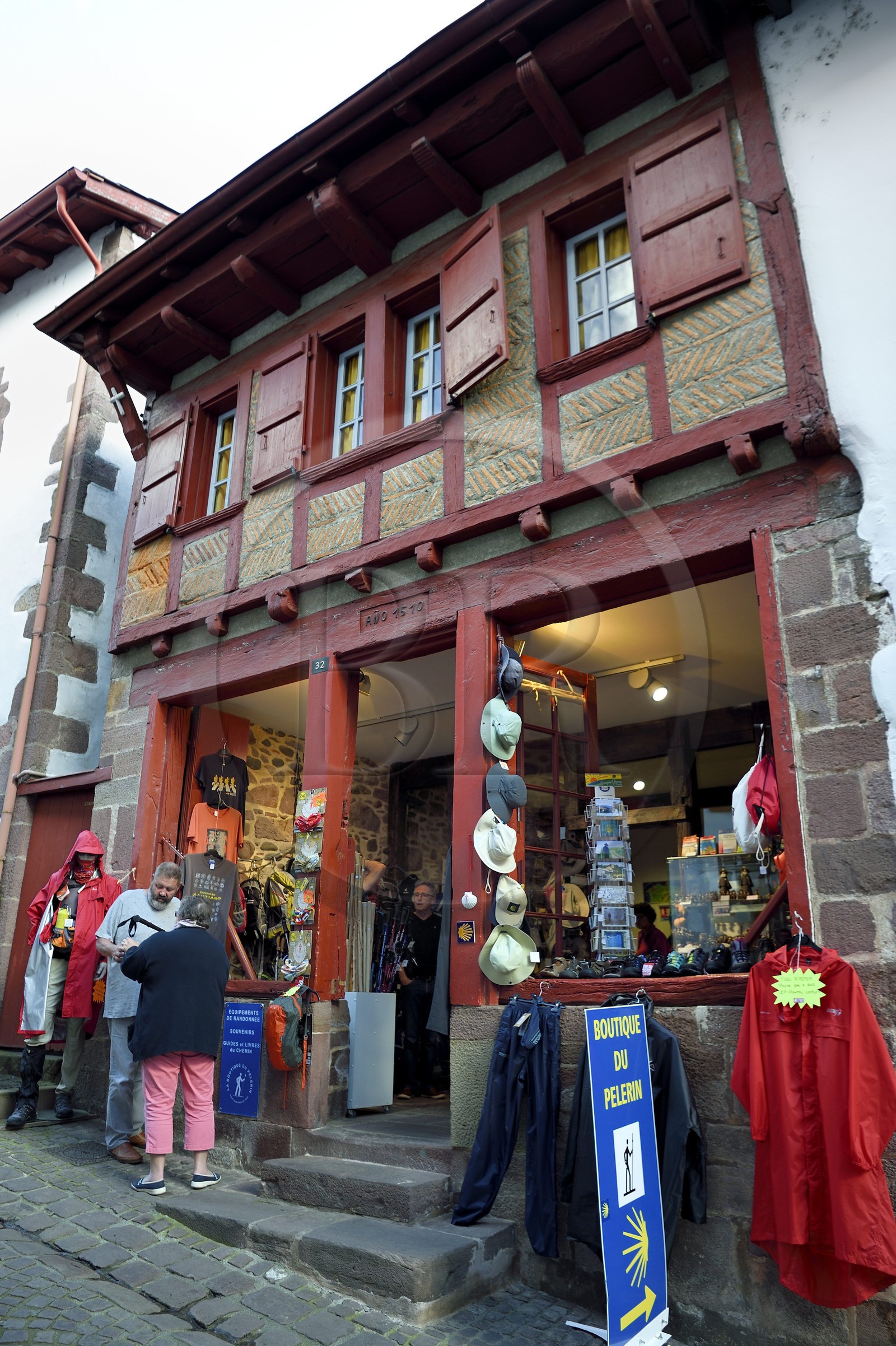 France, Pyrénées-Atlantiques (64), Pays-Basque, Saint-Jean-Pied-de-Port, rue de la Citadelle sur le chemin de Saint-Jacques-de-Compostelle, boutique du pèlerin installée dans la plus ancienne maison de la ville