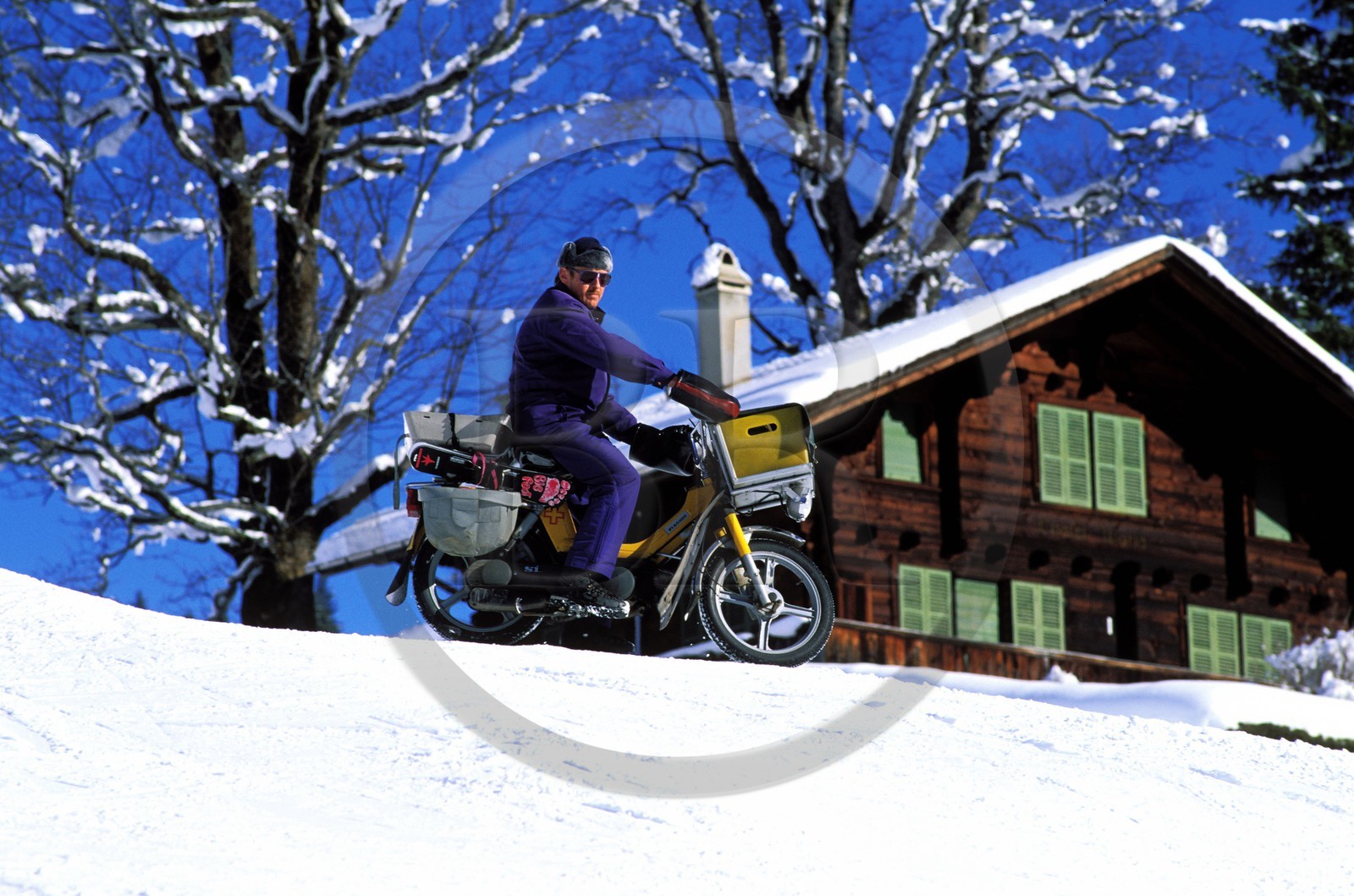 Suisse, région de Bern (Oberland Bernois), Grindelwald, le facteur faisant sa tournée sur la neige