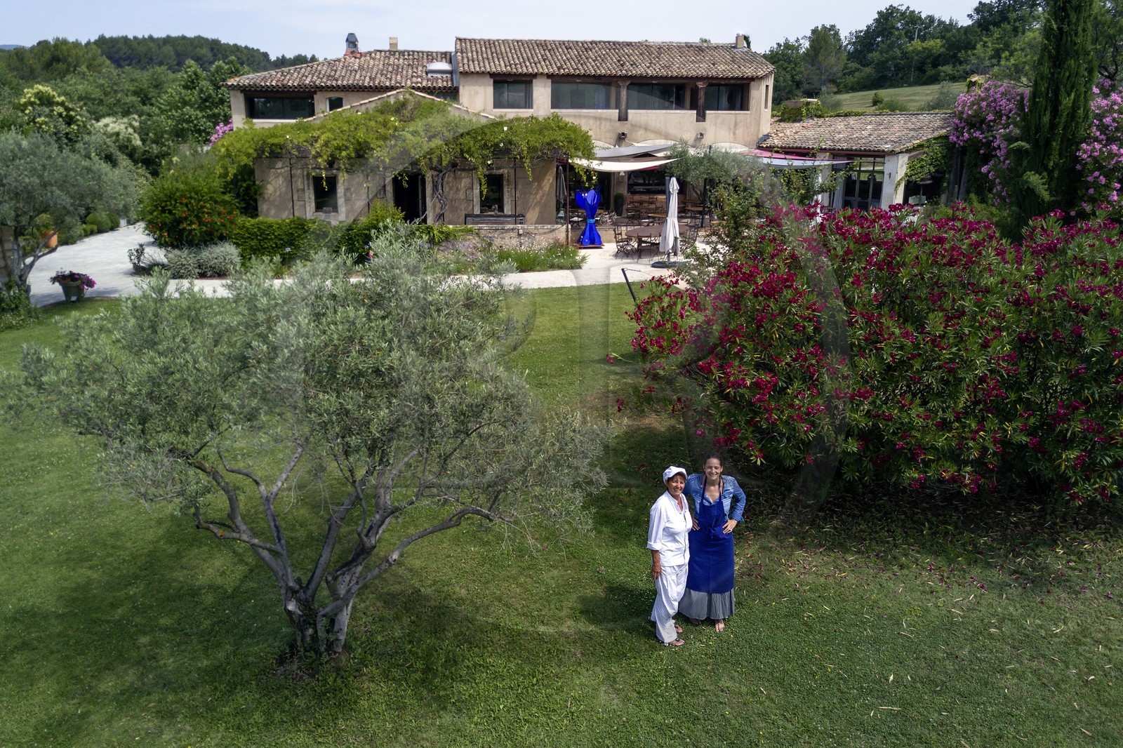 France, Vaucluse (84), Parc Naturel Regional du Luberon, Cadenet (Lourmarin), Auberge La Fenière 1 étoile Michelin, la chef étoilée Reine Sammut et sa fille Nadia (vue aérienne)