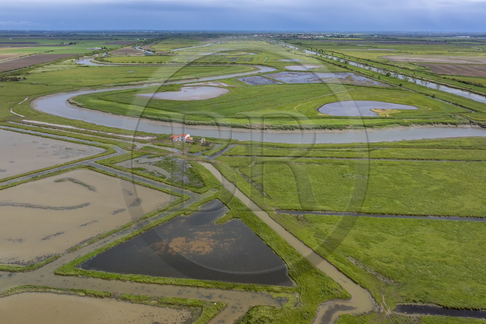 France, Charente-Maritime (17), Parc Interrégional du Marais Poitevin labellisé Grand Site de France, Charron, le Marais de Landelène entre l'embouchure de la Sèvre Niortaise et le canal maritime de Marans à la mer (vue aérienne)