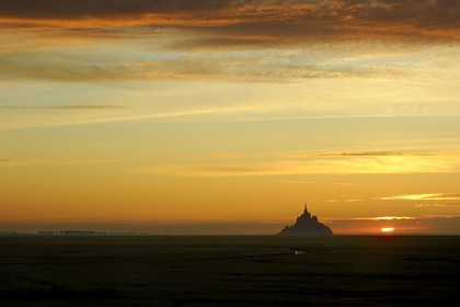France, Manche (50), Baie du Mont-Saint-Michel, le Mont-Saint-Michel au coucher de soleil, classé Patrimoine Mondial de l'UNESCO