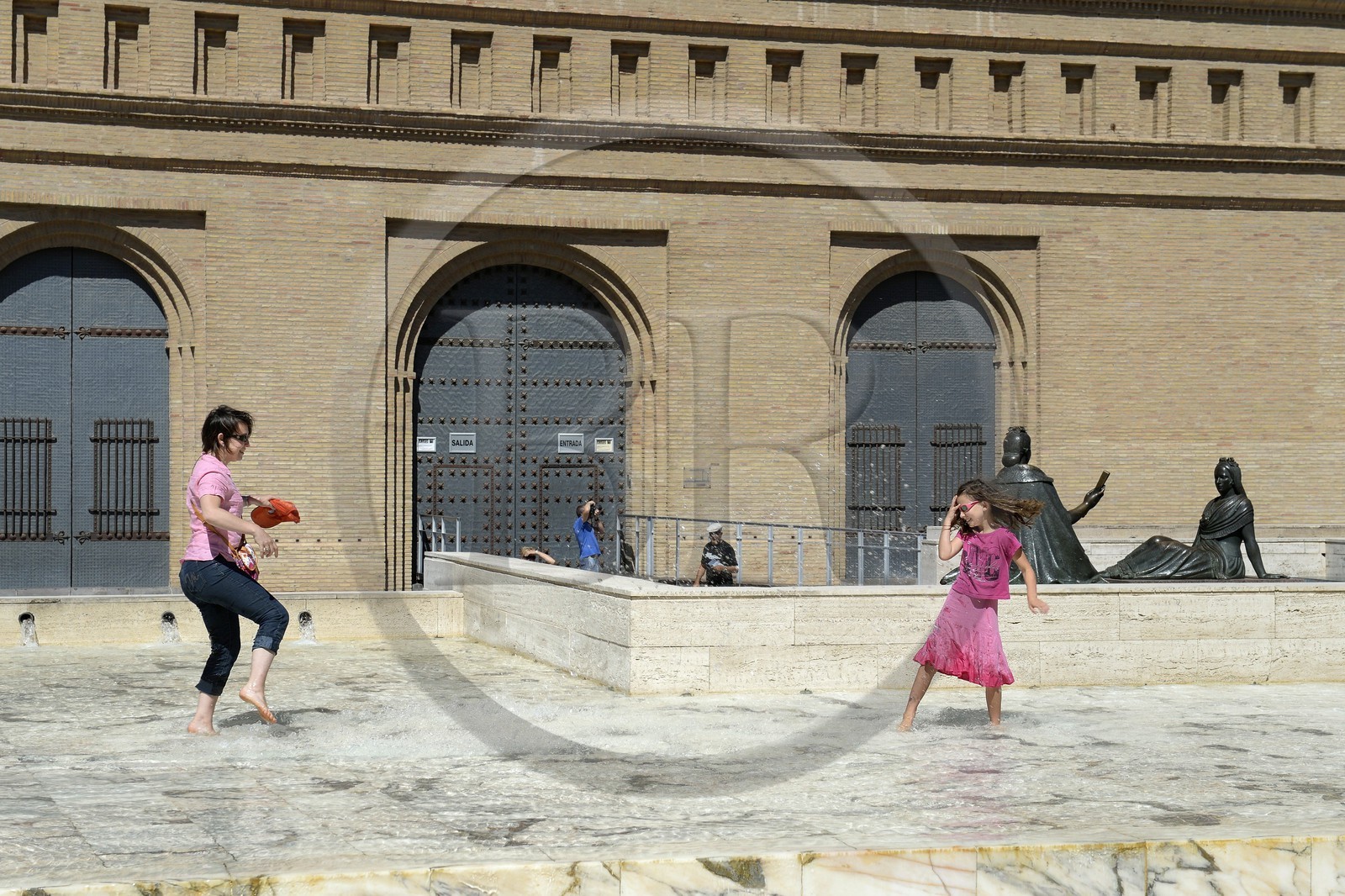 Spain, Aragon, Zaragoza, Plaza del Pilar, pond and fountain at La Lonja