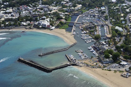 France, Ile de la Reunion, la Côte Ouest, Saint-Gilles-les-Bains, le port (vue aérienne)