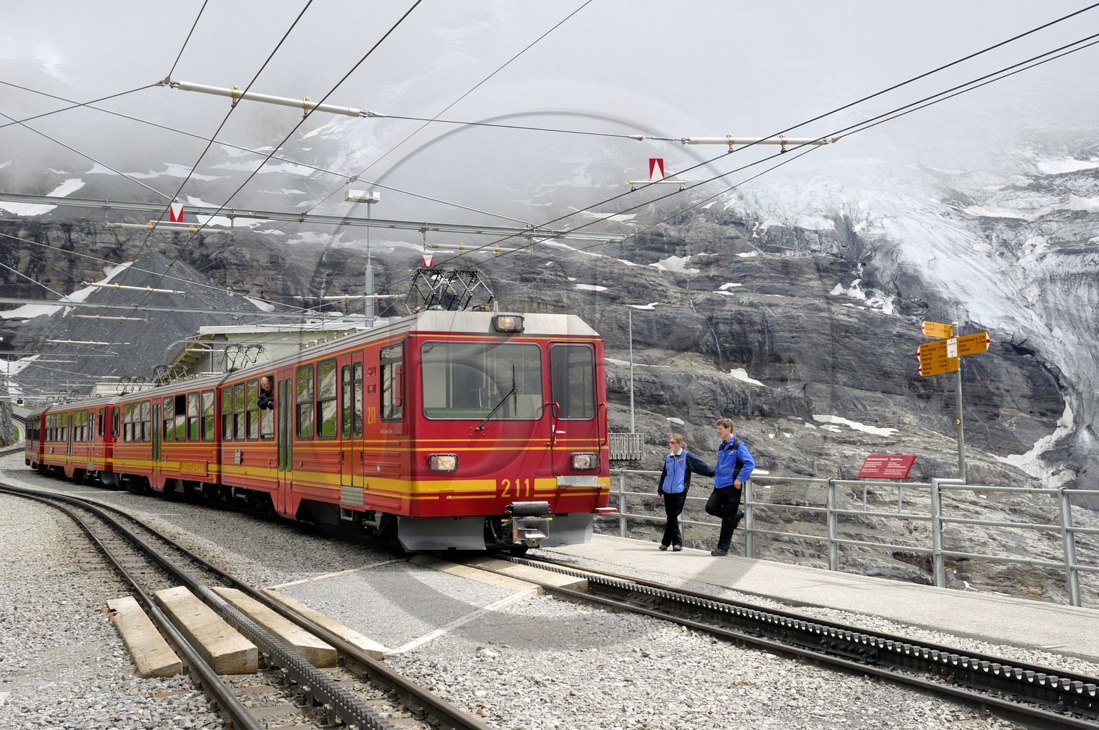 Suisse, Canton de Berne, Oberland bernois, Interlaken, massif de la Jungfrau classé au patrimoine de l'UNESCO, train de la Jungfrau à l'arret de Eigergletscher