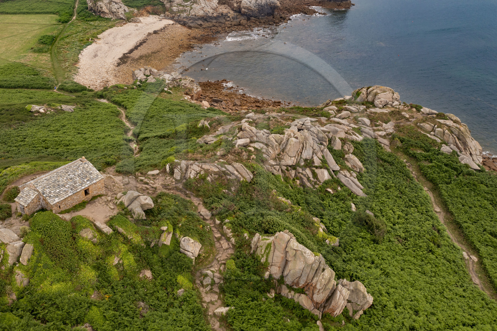 France, Finistère (29), Plougasnou, Primel-Trégastel, la Pointe de Primel à l'extrémité de la Baie de Morlaix et la maison du douanier sur le GR34 (vue aérienne)