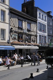 France, Calvados (14), Honfleur, terrasse de restaurants dans la rue Haute