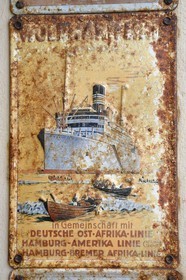 Namibie, région de Erongo, Swakopmund, vieille plaque émaillée publicitaire ventant la compagnie maritime de l'Afrique orientale allemande (Deutsch-Ostafrika)