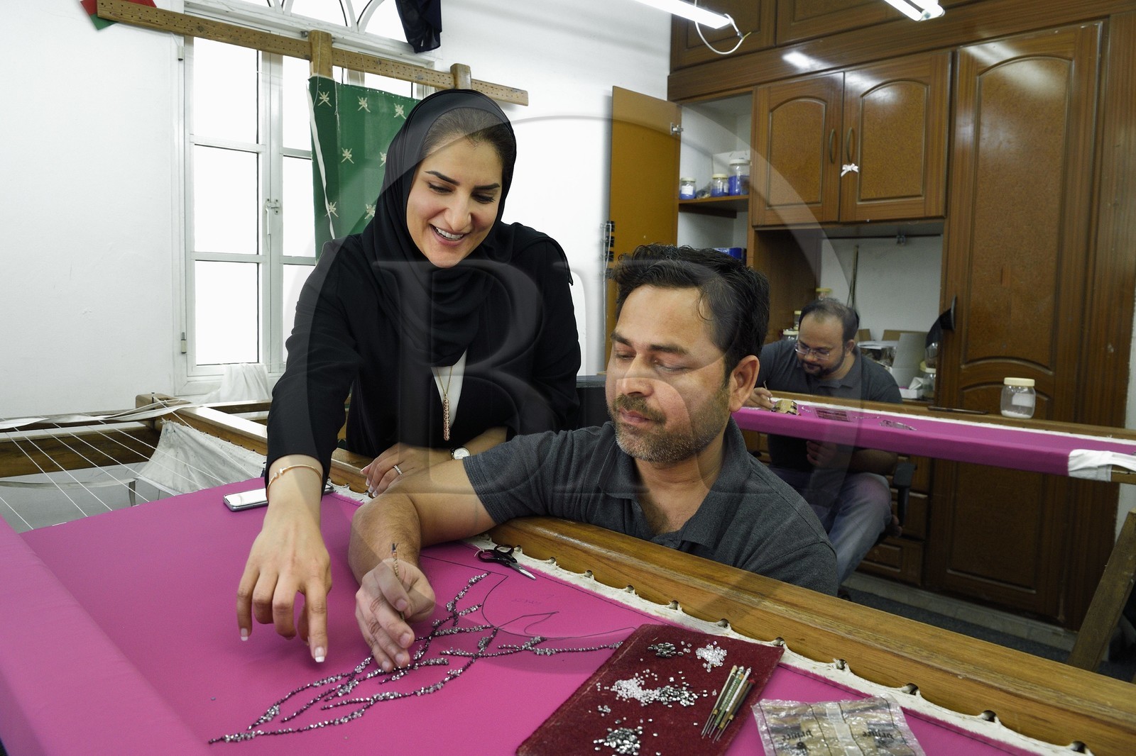 Sultanat d'Oman, Mascate, quartier de Al-Athaiba, atelier de haute couture de Amal Al-Raisi, la fondatrice et la créatrice de mode Amal Al-Raisi avec un de ses brodeurs