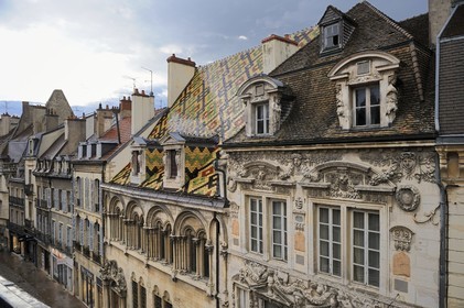 France, Côte d'Or (21), Dijon, Hôtels particuliers Maillard et Aubriot (au centre) dans la rue des Forges