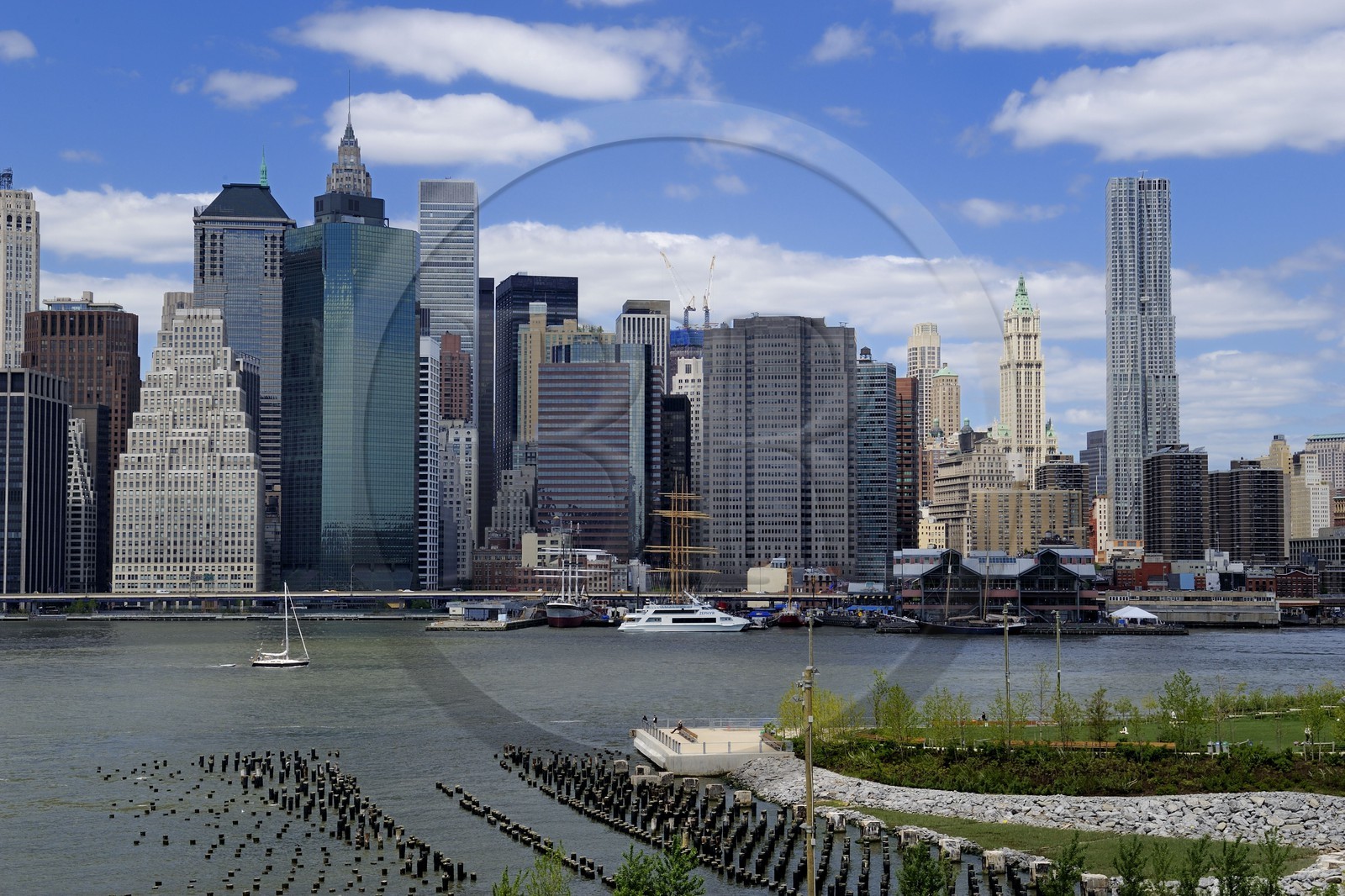 Etats-Unis, New York, Downtown Manhattan, l'East River devant South Street Seaport vue de la Promenade à  Brooklyn, Beekman Tower de l'architecte Frank Gehry à droite