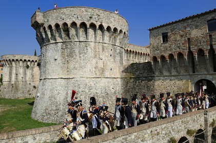 Italie, Ligurie, Sarzana, Napoleon Festival, troupes françaises de la Grande Armée quittant la citadelle (forteresse Firmafede)