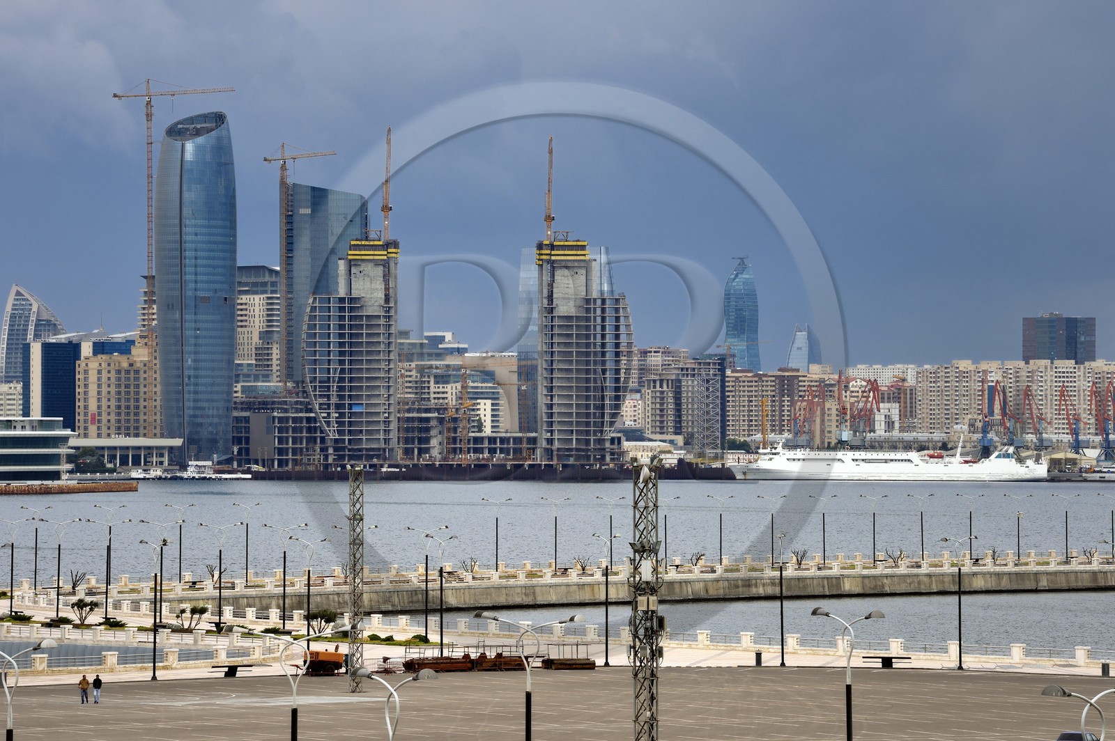 Azerbaïdjan, Bakou, le bord de la Mer Caspienne le long de l'avenue Neftçiler Prospekt (Bulvar) vu depuis le Bayraq Meydani